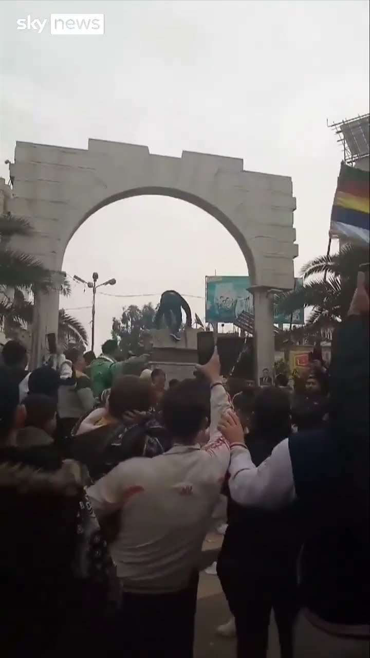 Damascus: Protesters topple statue