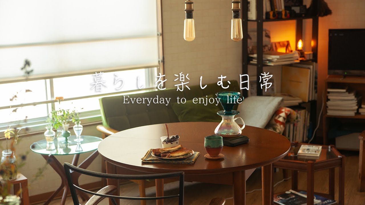 寒い朝の温かいコーヒーと一人暮らしの休日。美味しい冬のホットサンドの朝食。