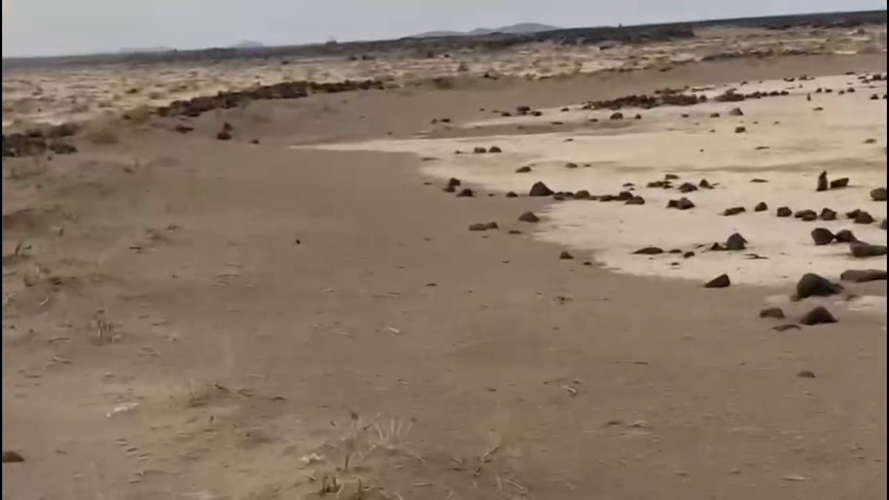 أكبر مدفن هرمي في عموم الجزيرة العربية في قرية الحائط ( فدك قديماً ).