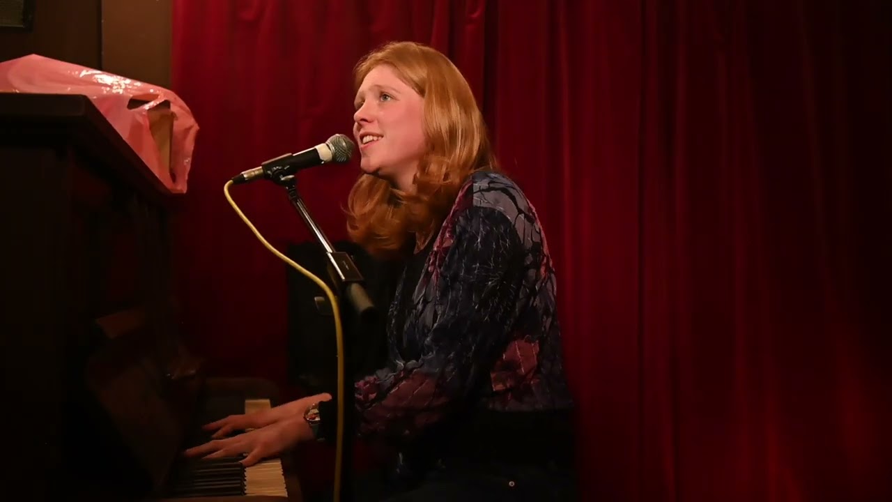Lucy Mellenfield - Ground Zero (Live at Green Note) auf YouTube ansehen Lucy Mellenfield - Ground Zero (Live at Green Note) auf YouTube ansehen