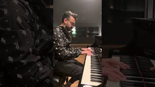 نادر حمدي يعزف سيبها بظروفها غلى البيانو - Nader Hamdy Playing Sebha Beztofha on Piano