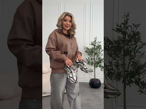 Жіноча демісезонна куртка-бомбер батал, видео 2