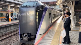 E353系ﾓﾄS120編成が特急あずさ38号新宿行きとして静かに八王子駅2番線を発車するシーン（38M）2024.5.10.16:50