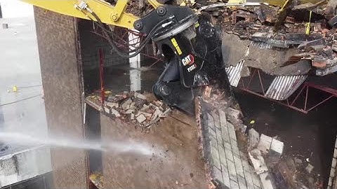 Cat® P332 Pulverizer demolishes building in downtown Peoria, Illinois