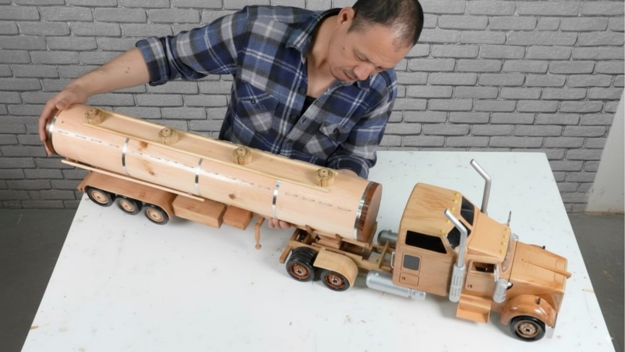 Мужчина Строит Гиперреалистичные Тяжелые Машины из Дерева в Масштабе | ASMR от @AwesomeWoodcraft