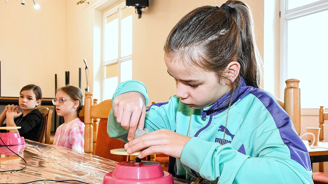 Dzieci uczyły się garncarstwa i grawerowania