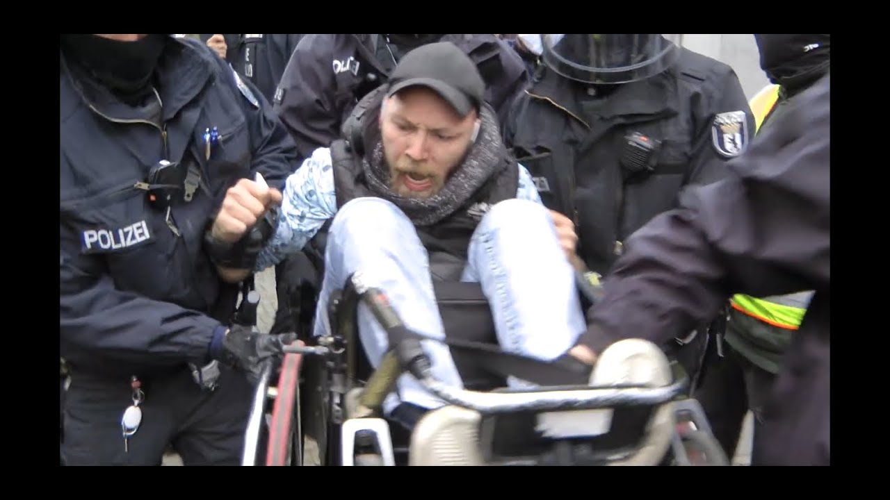 Festnahme eines Rollstuhlfahrer in Berlin am 17.4 Komplette Szene