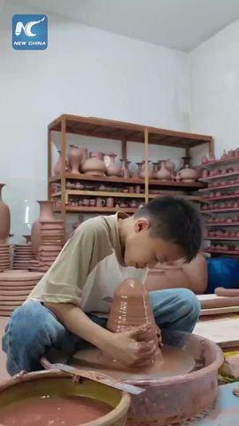 Chinese boy shows amazing pottery-making skills