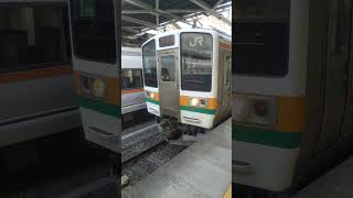 高崎駅｜両毛線 211系の発車と停車中の特急 スワローあかぎ（JR東日本651系電車）Ryomo Line & SWALLOW AKAGI Takasaki Station JAPAN TRAIN
