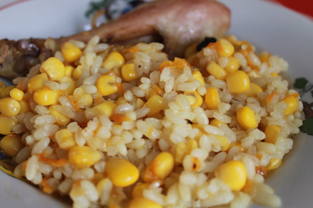 Рис с кукурузой и курицей. Рис припущенный с кукурузой. Плов с кукурузой. Рис с кукурузой и горошком.