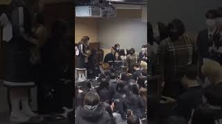 Not the students getting starstruck by Minji 민지 walking in 😭👑😭 Hanlim Graduation Day [230210]