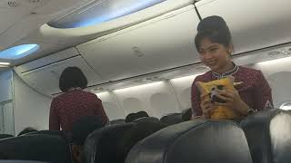 SUASANA  DALAM PESAWAT LION AIR TERBAIKLAH  LAYANAN PRAMUGARINYA