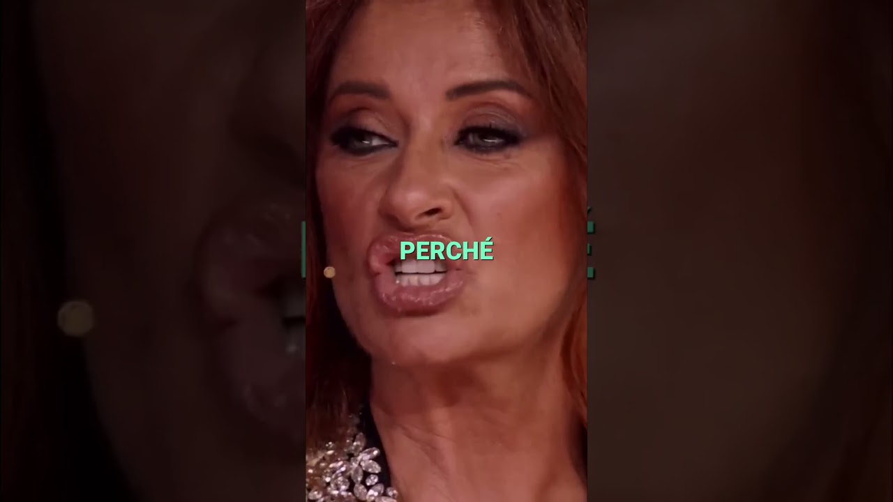Valentina Persia: Bacio Inaspettato Fuori Festa #shorts