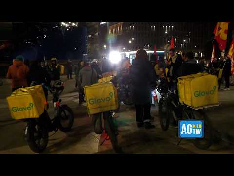 Video Rider in piazza a Milano, presidio alla Stazione Centrale.