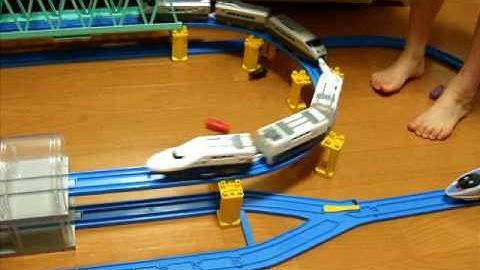 HEXBUG nano and bullet train