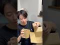 妻の為に荷物を受け取った夫