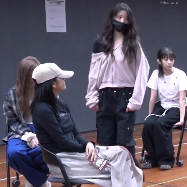 Yujin's got her eyes set on her GF🤭🫶 Annyeongz