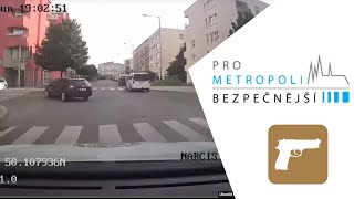 Muže na útěku zastavila až namířená služební zbraň