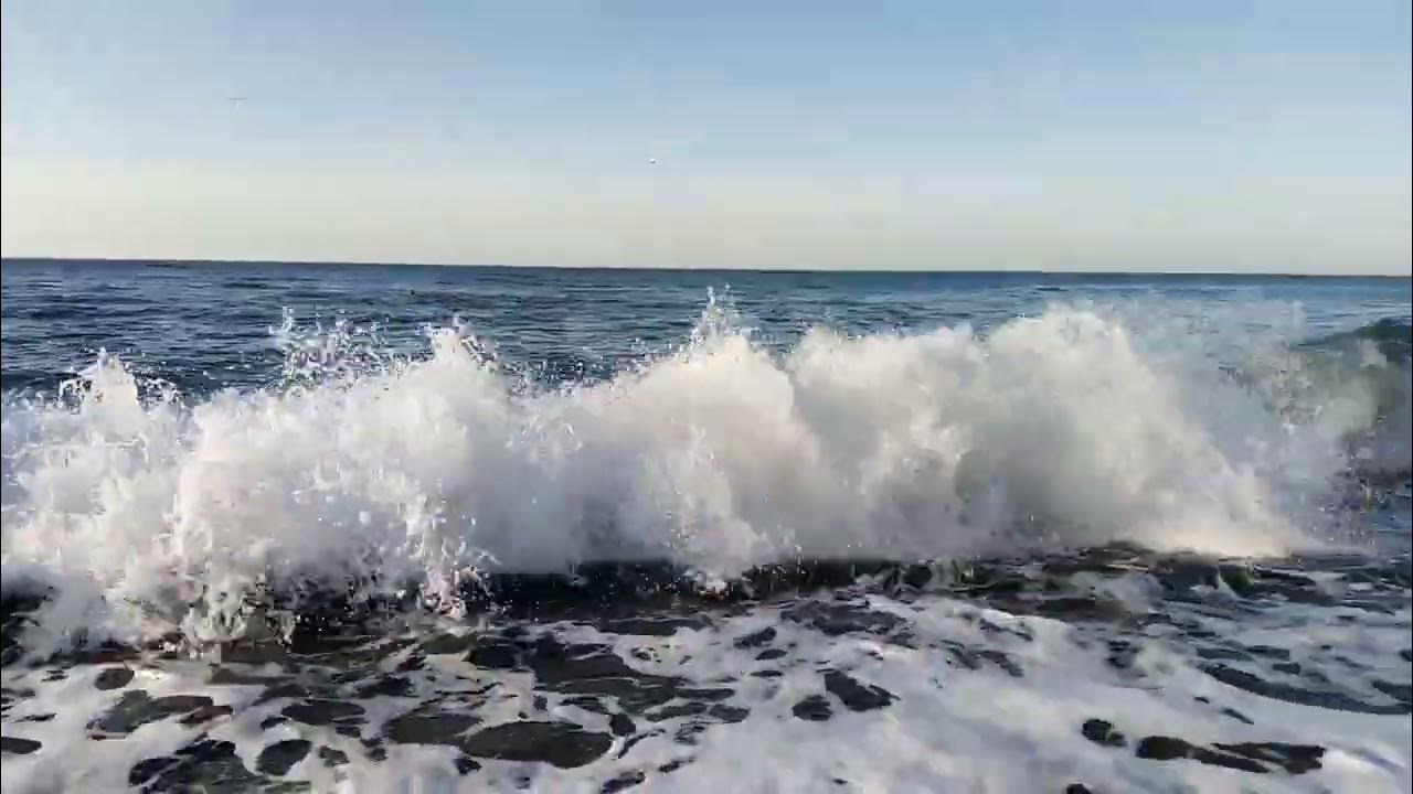 Адлер море зимой. Море в Адлере по месяцам. Море в Адлере 2022 год голубой. Какое море в Адлере зимой.