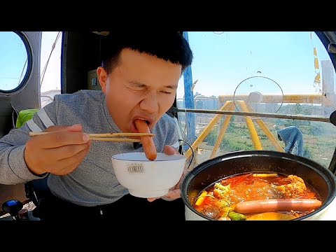 What is the experience of eating hot pot at an altitude of 70 meters?