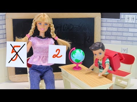 Мультик Барби ЗАЧЕМ НОВЫЙ УЧИТЕЛЬ ЗАЧЕРКНУЛ ПЯТЁРКУ? Игры в Куклы IkuklaTV