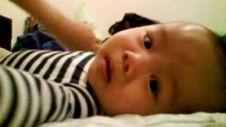 20100425 用衛生紙逗弟弟02