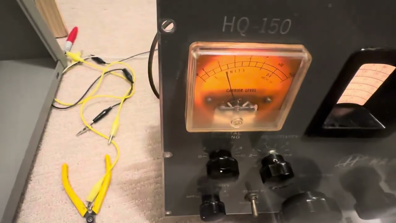 Hammurlund HQ-150 Передняя панель и ручки установлены. Демонстрация приёмника, который работает с...