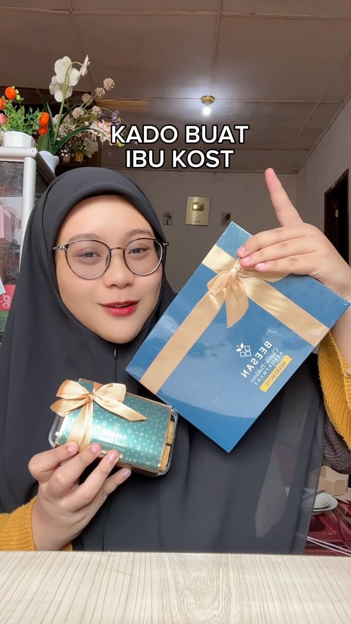 KASIH KADO BUAT IBU KOST