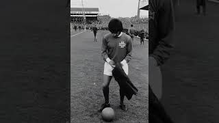 🔥 George Best WHEN NORTHERN IRELAND FOOTBALL HAD REAL MAGIC! ⚽🔥
A brilliant piece of football nostalgia — a Northern Ireland player in the classic green shirt, ball at his feet, with a packed crowd behind him. Pure old-school football atmosphere from an era so many fans still remember with pride.
⚽ NO VAR.
⚽ NO SOCIAL MEDIA.
⚽ JUST FOOTBALL, PASSION AND PACKED TERRACES.
👉 DO YOU REMEMBER WATCHING NORTHERN IRELAND IN THIS ERA?
👉 WHO WAS THE GREATEST NORTHERN IRELAND PLAYER YOU EVER SAW?
👉 NAME YOUR FAVOURITE MEMORY IN THE COMMENTS — AND TAG SOMEONE WHO WOULD REMEMBER THESE DAYS!
If these old football memories bring it all back, HIT LIKE, FOLLOW BELFAST JACK and SHARE THIS WITH AN OLD FOOTBALL FAN. Let’s see how many memories we can bring flooding back! 💚⚽
#BelfastJack #NorthernIreland #NorthernIrelandFootball #FootballNostalgia #OldSchoolFootball #VintageFootball #IrishFootball #FootballMemories #GreenAndWhiteArmy #RetroFootball #Nostalgia #FootballHistory 🔥 George Best WHEN NORTHERN IRELAND FOOTBALL HAD REAL MAGIC! ⚽🔥