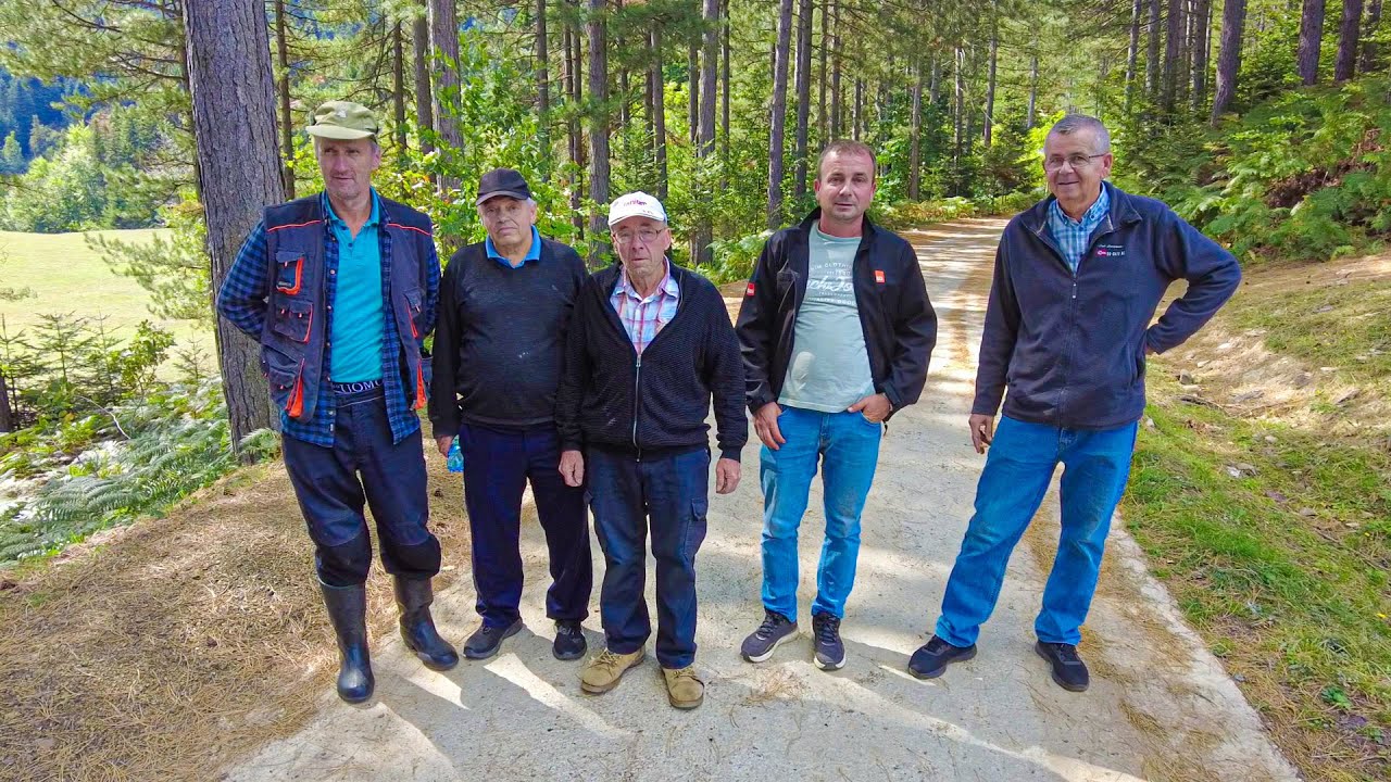 Kad neće vlast hoće ljudi: Asfaltirali put kroz selo