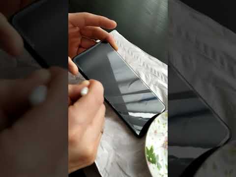 Если защитное стекло не прижалось полностью по краям телефона.