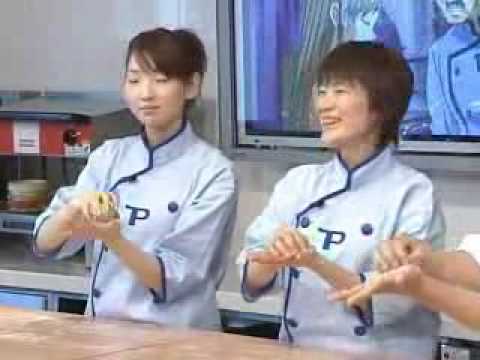 Marina Inoue and Yumiko Kobayashi learn how to mak...