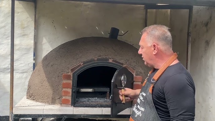 Primer encendido horno leña para cocinar.