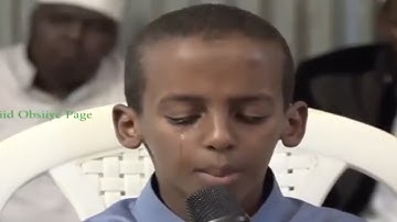 أنظر ماذا حدث ! بکاء الطفل أثناء تلاوة القران ! طفل يقرأ القرآن ثم يبكي مؤثر جدا