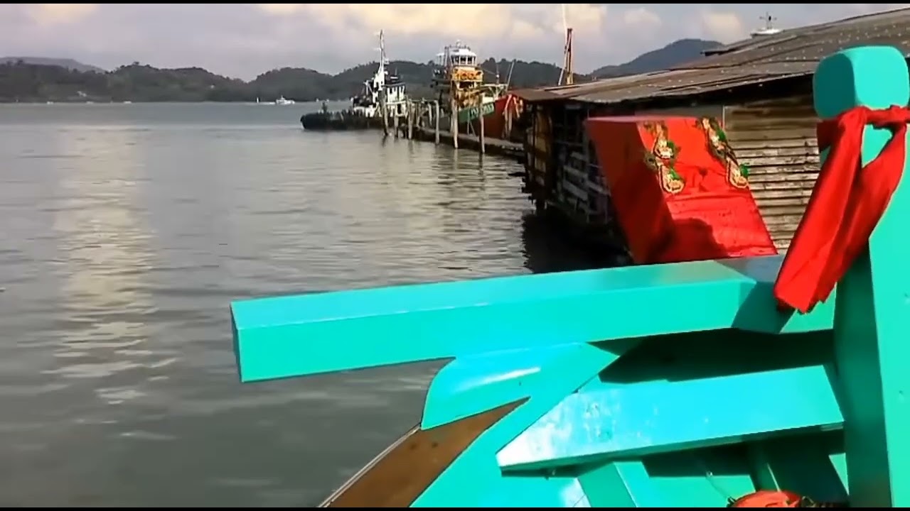 邦咯岛~下午吉时，新船下水礼。下午先拜拜拿督公，船主来了上新船,拜拜船头公，也开始亨用黄姜咖喱鸡难得新船先下水礼兴旺发啊船主朋友们，也来到热闹船主点燃红炮，正式新船下水，一拖就下。兴旺发啊。回顾影视