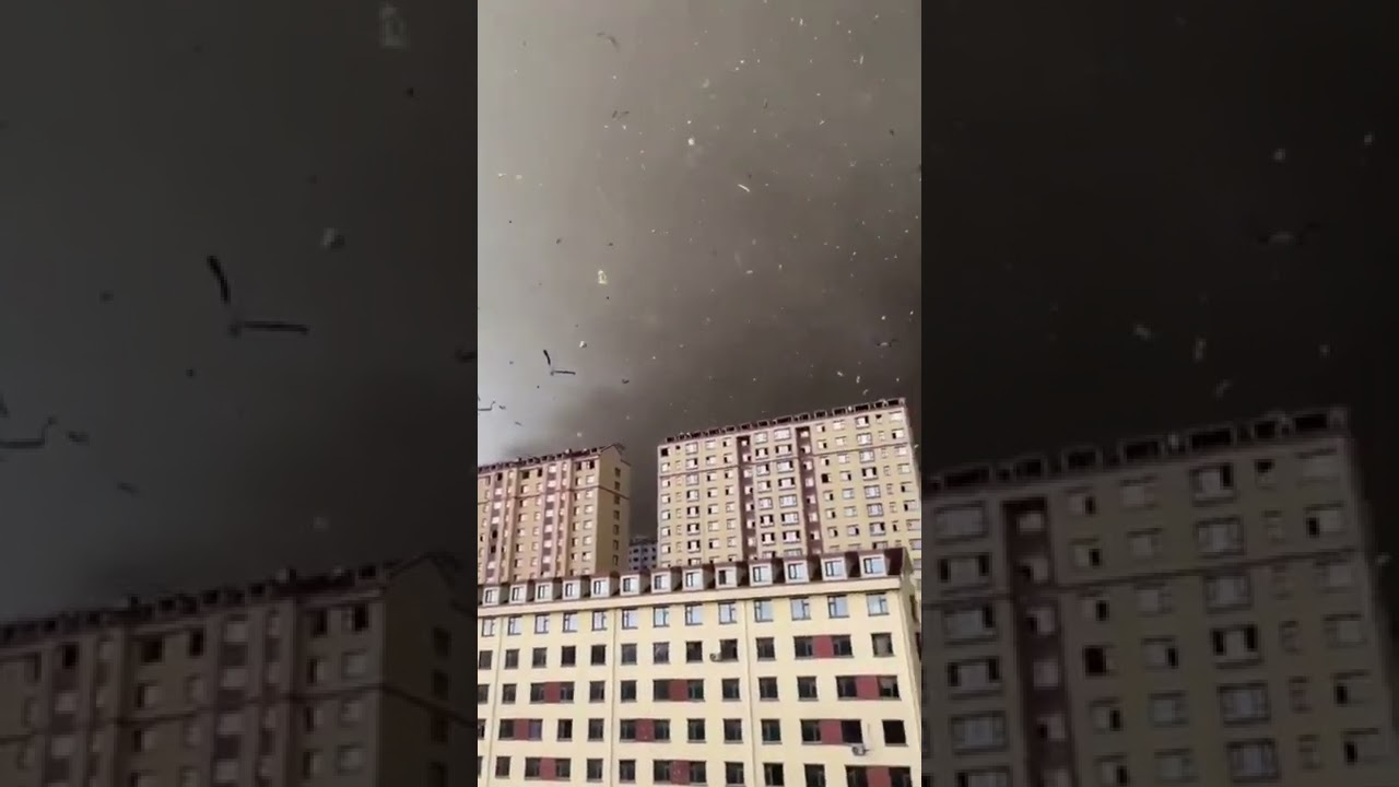 Les tornades traversent désormais les villes 🌪️😳Avez-vous déjà vu une tornade d'aussi près ?