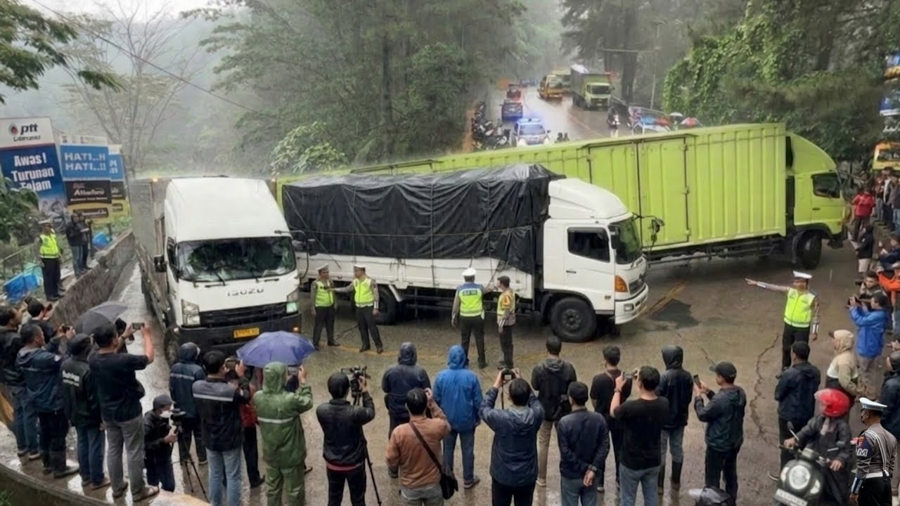 BIKIN KERINGAT DINGIN !!! Ratusan Warga Menangis, Sopir Truk Menderita Lewat Tikungan Sitinjau Lauik