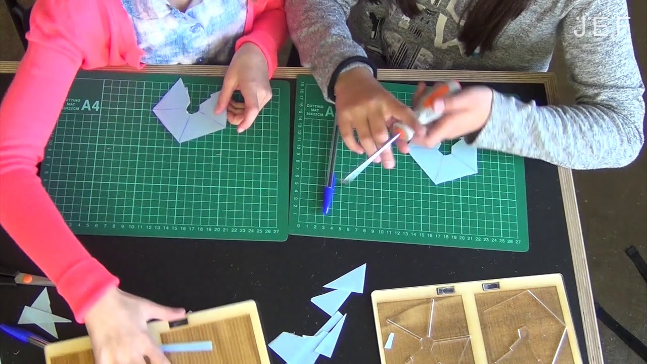 Hoe maak je een hologram piramide voor je smartphone? - YouTube