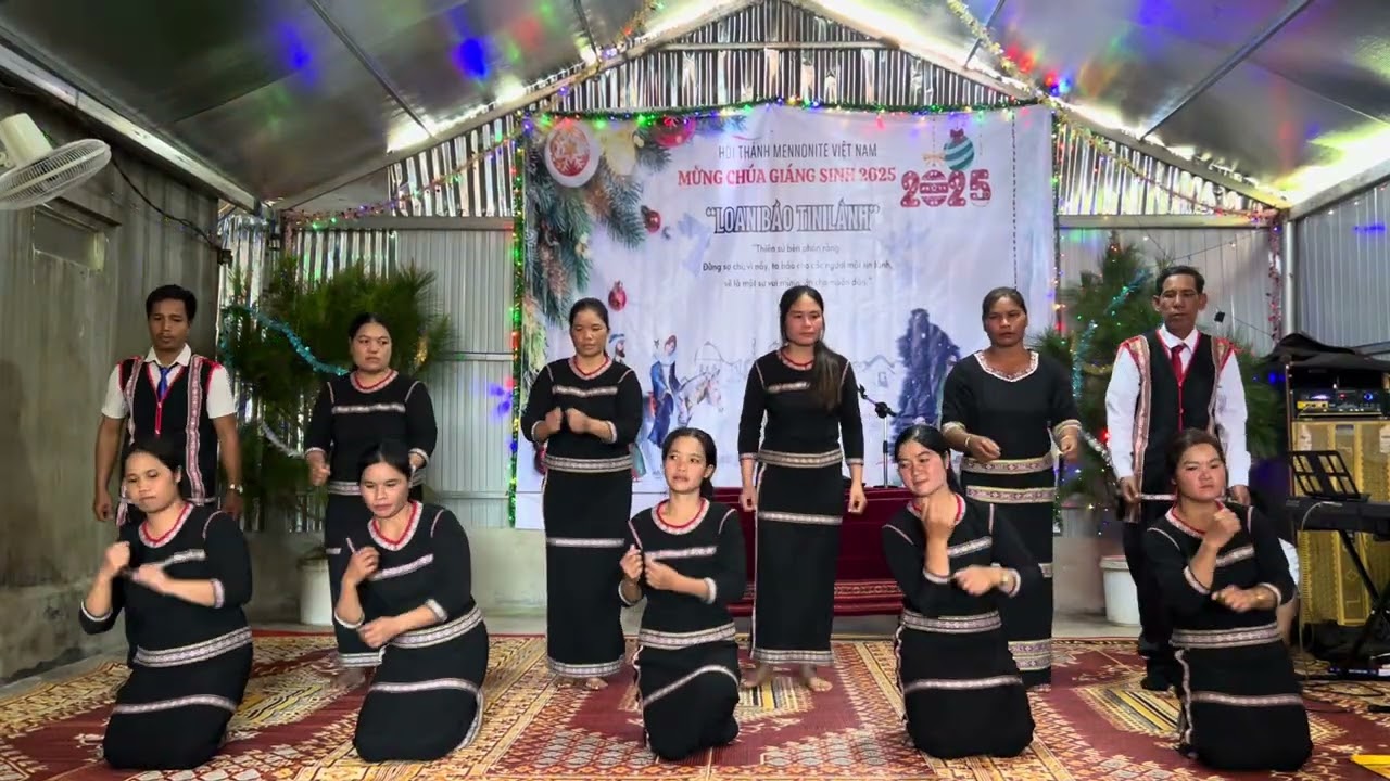 Nhóm múa nhạc thánh bana tại plei bia tih