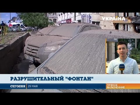 В Киеве прорвало напорную трубу В Киеве прорвало напорную трубу