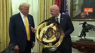 Infatino (FIFA) svela a Donald Trump il trofeo del Mondiale per Club 2025