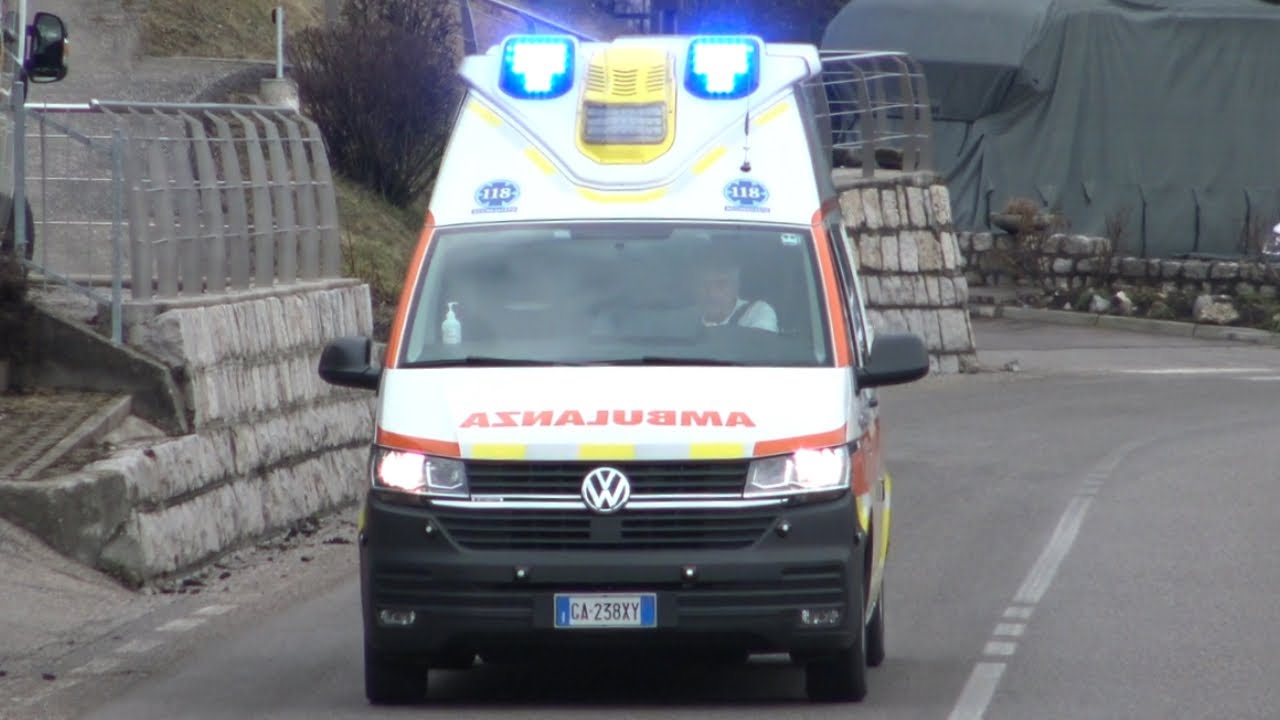 Ambulanza Castel Monte Onlus in emergenza - Italian ambulance responding code3