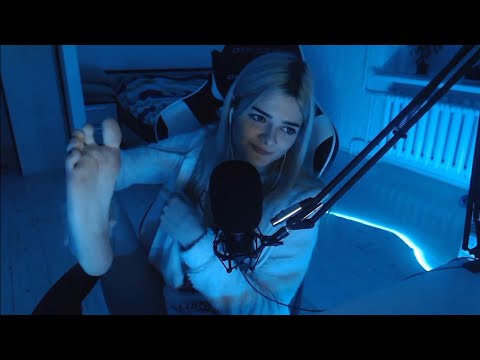 Streamer show her feet/soles