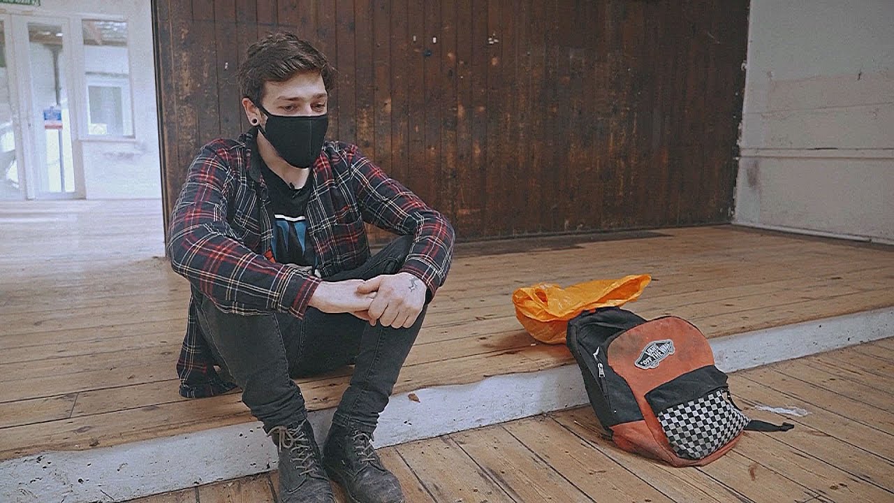 Сквоттеры захватывают брошенные здания на окраине Лондона - YouTube