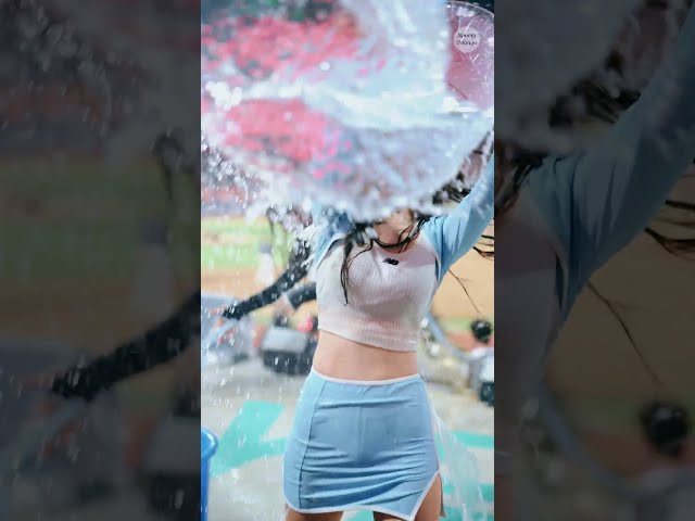 김민지 한테 강제로 샤워(?) 당했다