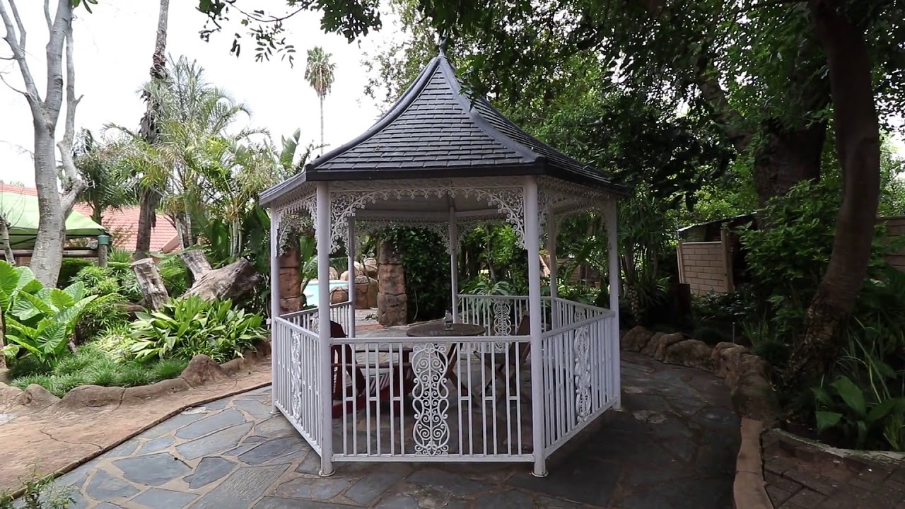 Protea Park, 4 Bedroom, full title, with massive stand size 2858m2!!! Contact Rozelle 079 170 9408