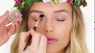 How to use Charlotte Tilbury Eyes To Mesmerise Cream Eyeshadow | Cosmetify screenshot 5
