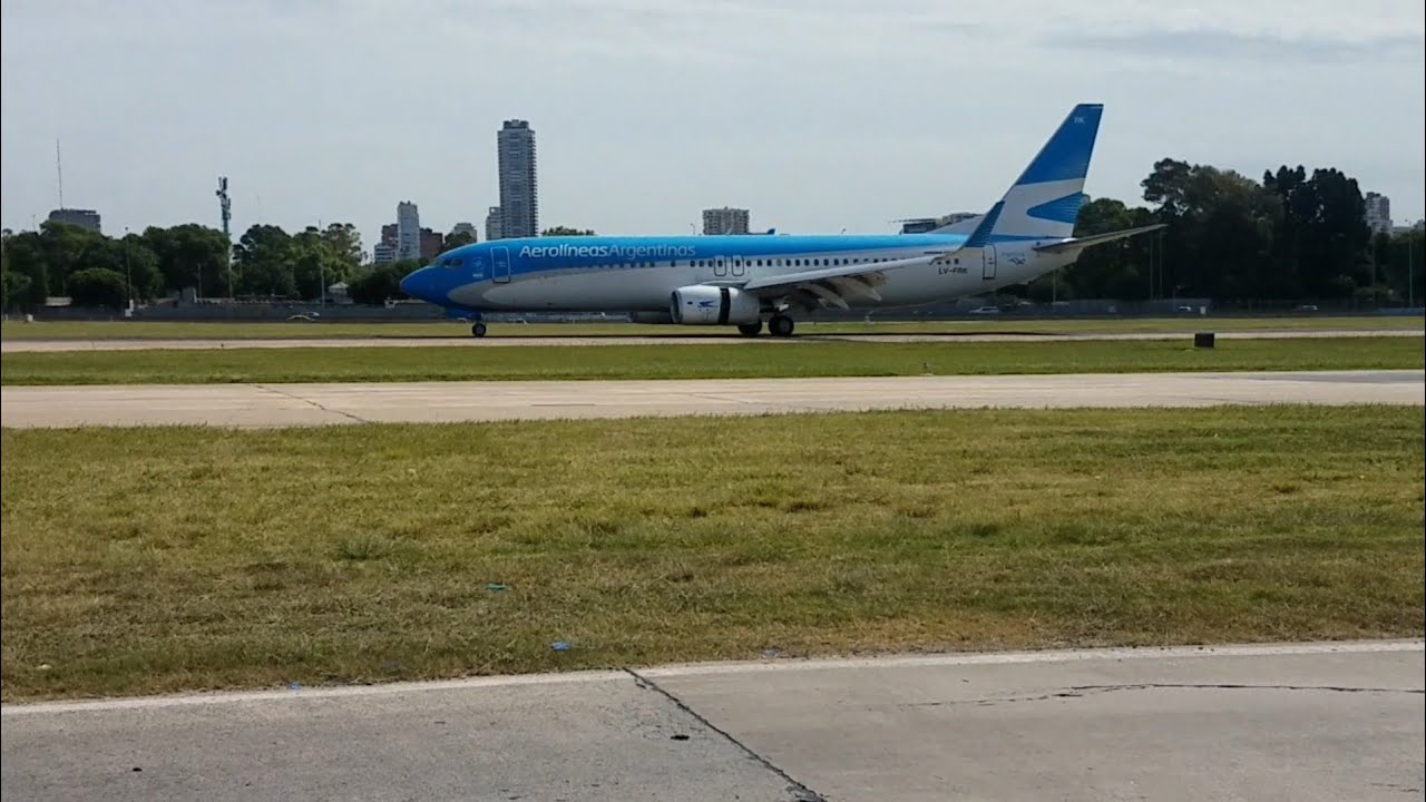 Aerolíneas Argentinas Boeing B737-800 LV-FRK landing at Aeroparque Jorge Newbery - YouTube