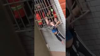 Спасение мальчика, застрявшего в решотки