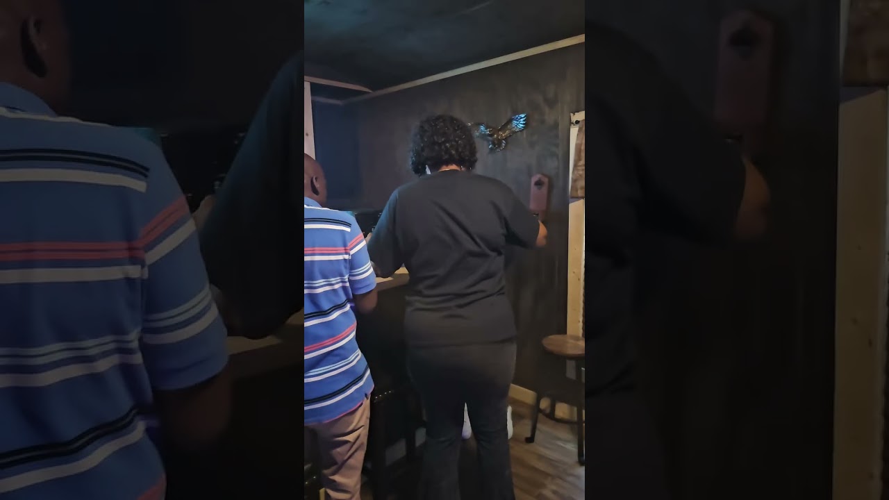 Женщинам вход воспрещен, когда есть только мужчины.